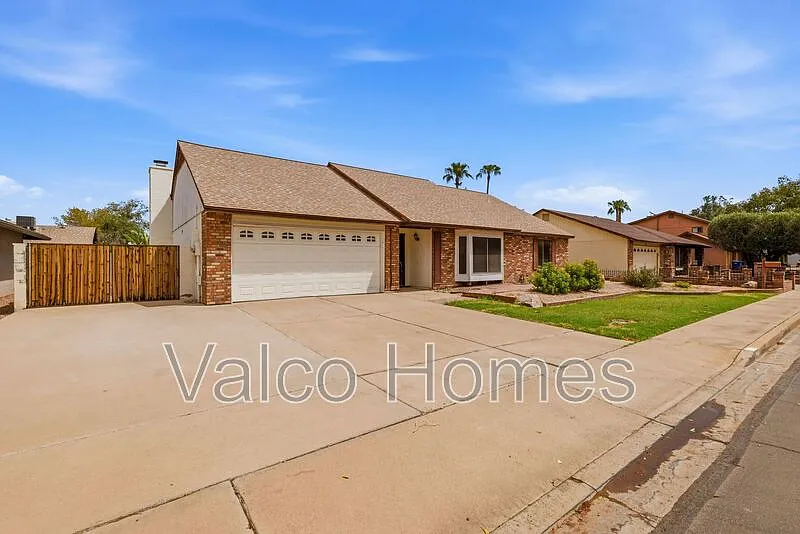 3 bed, 2.0 bath, 1704 sqft, $2,400 — Photo 1