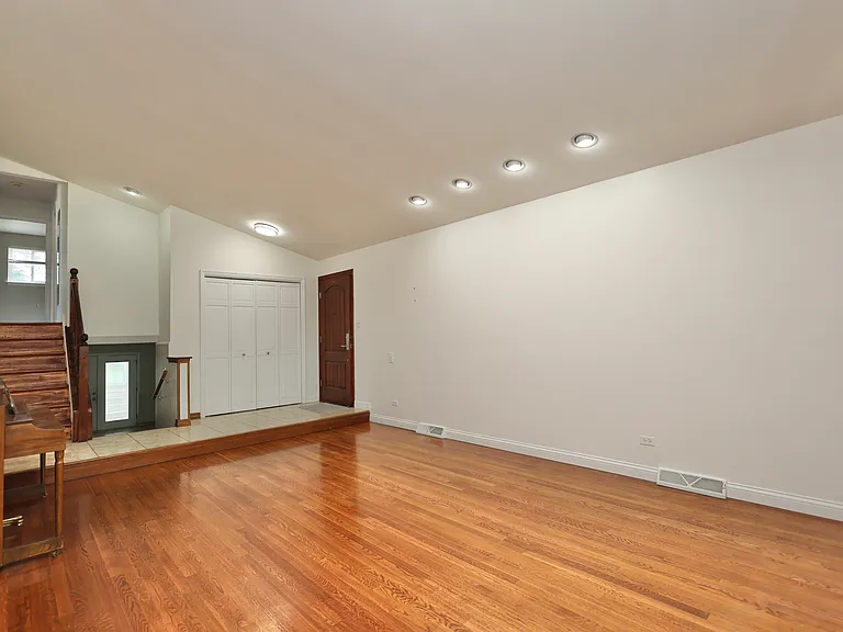 613 Leamington Ave — Photo 3