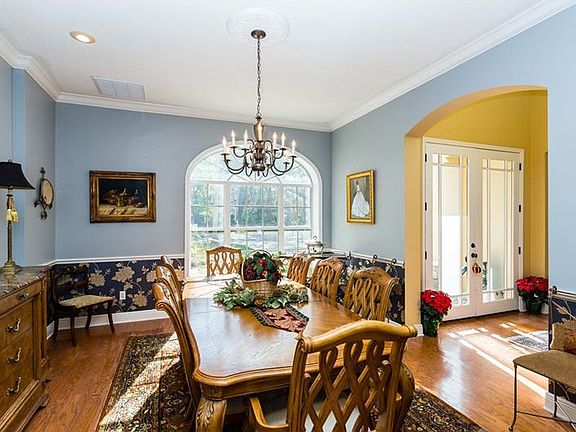 3rd image of 247 W Ventris Ave