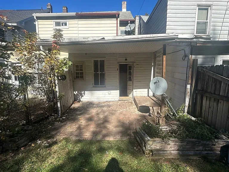 2371 Canby St — Photo 16