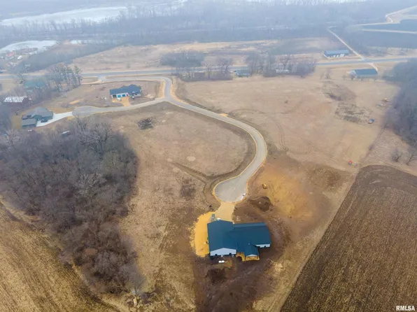 4037 Edens Ct, Camanche, IA 52730