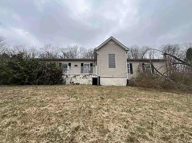 1st image of 400 W Windsor Cir