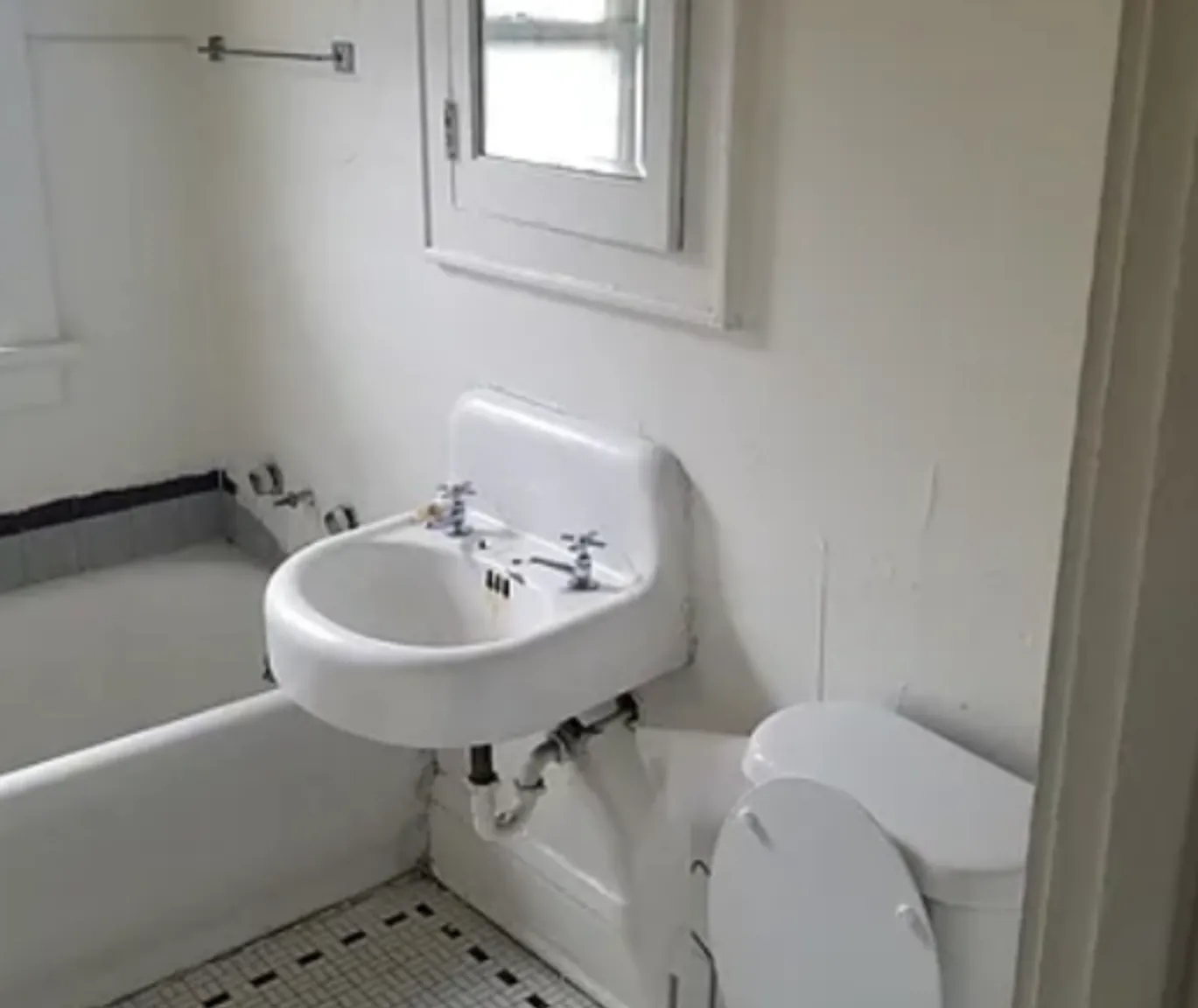 Spacious 3BR Lower Duplex Rental — Photo 1