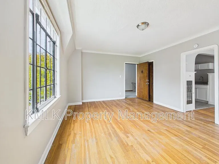 1352 Kenilworth Ave — Photo 10