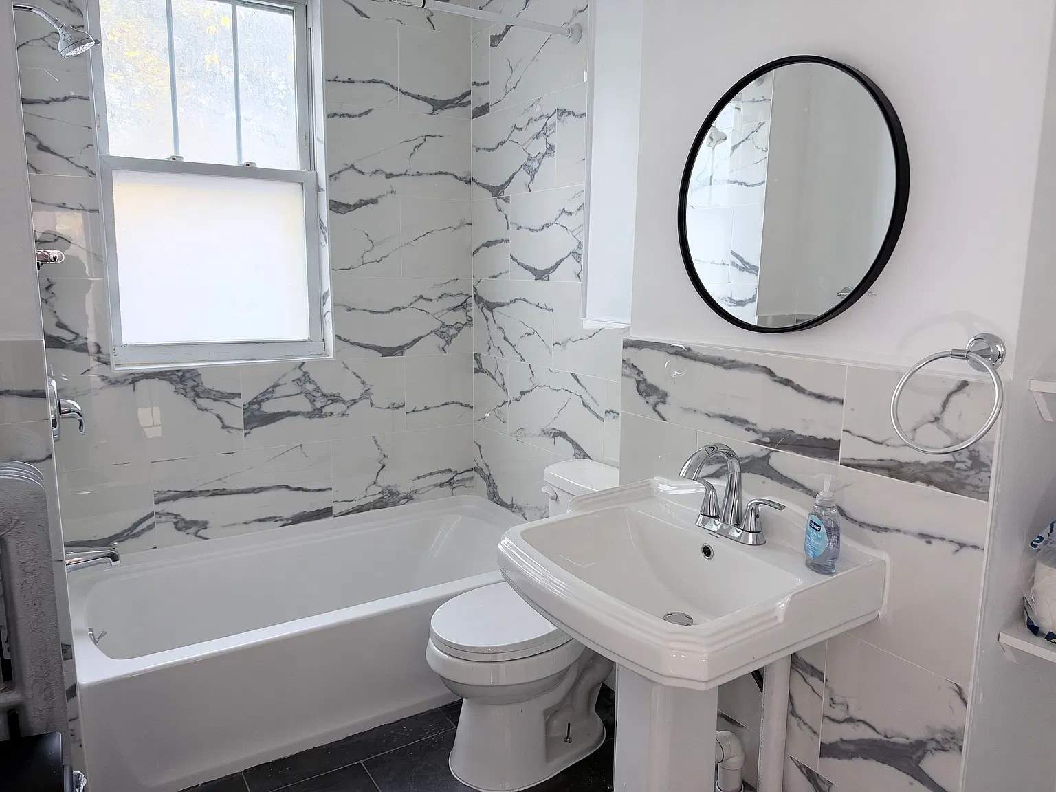 4 bed, $1,900 — Photo 2