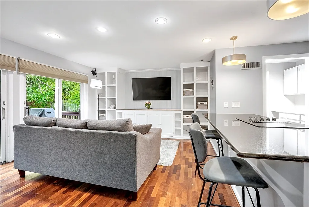 3 bed, 2.5 bath, 2037 sqft, $4,500 — Photo 3