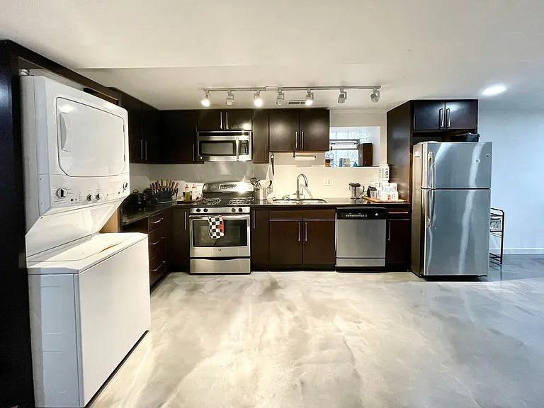 2039 W Erie St #G — Photo 6