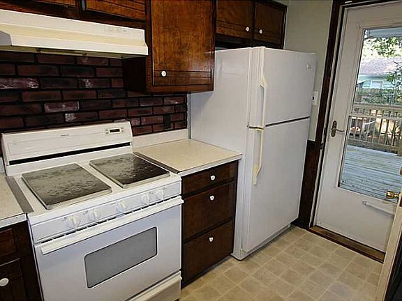2nd image of 32 Woodland St
