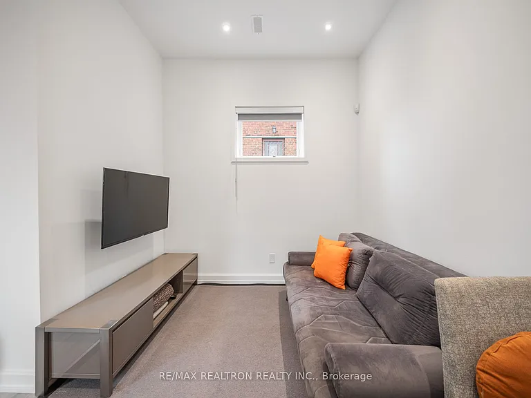 10 Katherine Rd #LOWER — Photo 15