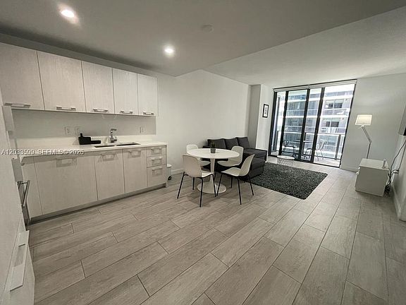 5th image of 45 SW 9th St APT 1407