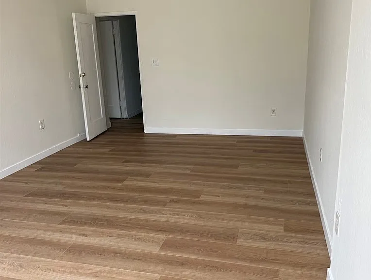 1133 S Van Ness Ave — Photo 18