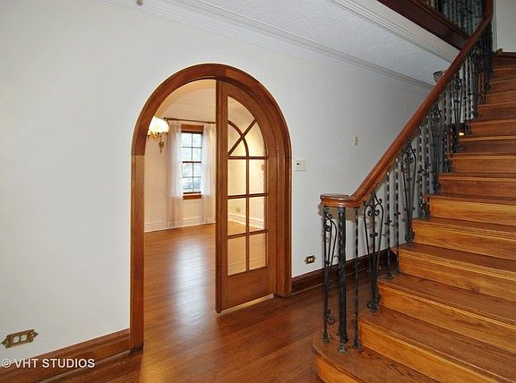 2nd image of 1032 Columbian Ave