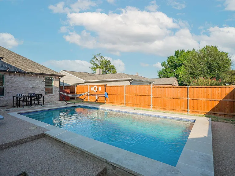 8206 Chesham Dr — Photo 43