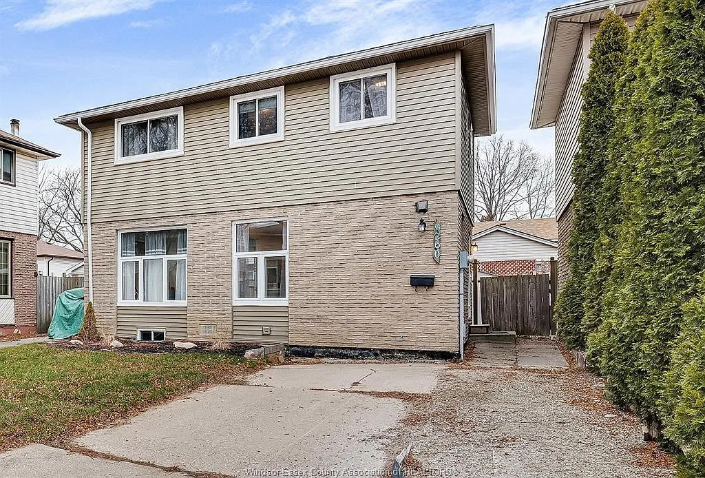 4 bed, $2,500 — Photo 1