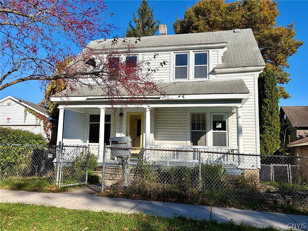 3 bed, 1.0 bath, 1200 sqft, $2,100 — Photo 2