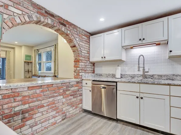 1401 Great Pond Rd APT 6, North Andover, MA 01845