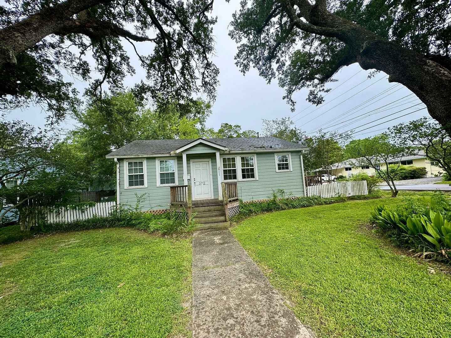 Must See this 3/2 Cottage Home 3712 Hyacinth Ave. Near LSU Lakes — Photo 1