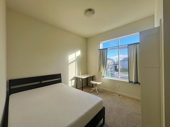 Bedroom 4 on upper floor, 800/mo