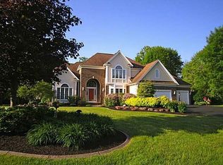3 Splendor Wood Dr, Penfield, NY 14526