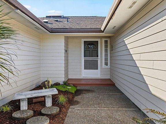 4th image of 2962 Leonard Ave