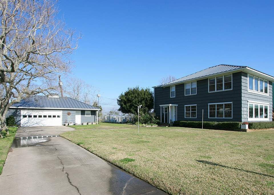 1st image of 210 Park Dr