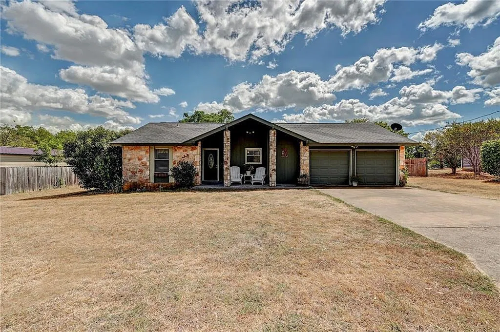 3 bed, 1219 sqft, $2,300 — Photo 1