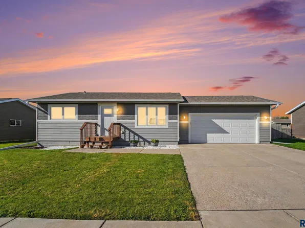 2701 N Pampas Grass Ave, Sioux Falls, SD 57107