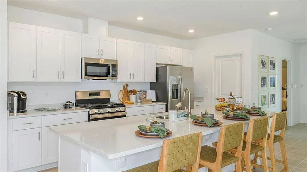 4 bed, 3.0 bath, 2105 sqft, $2,600 — Photo 2