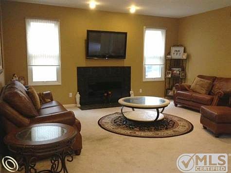 FAM RM W/9 FT CEILINGS
