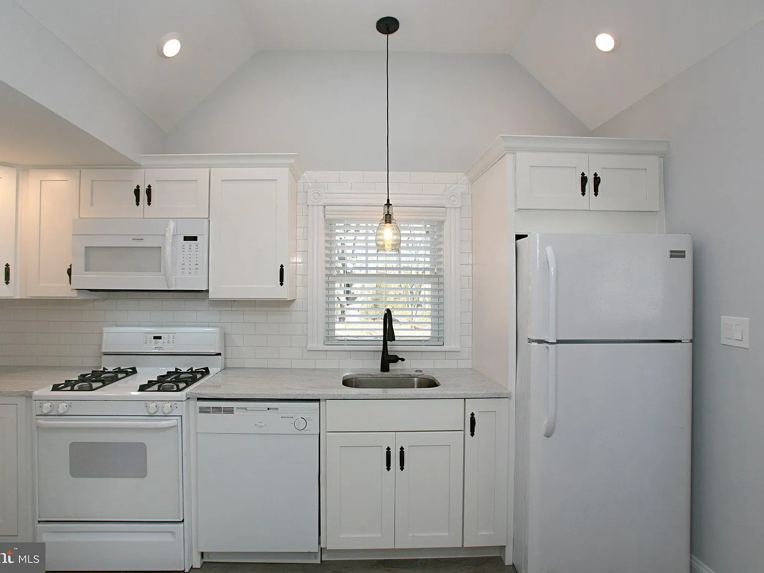 2 bed, 2.0 bath, 1044 sqft, $2,500 — Photo 2
