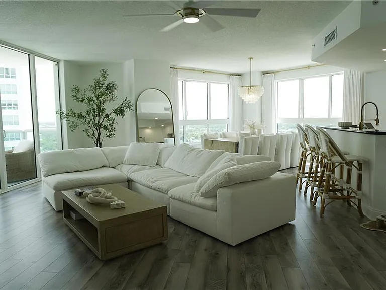 241 Riverside Dr #2009 — Photo 1