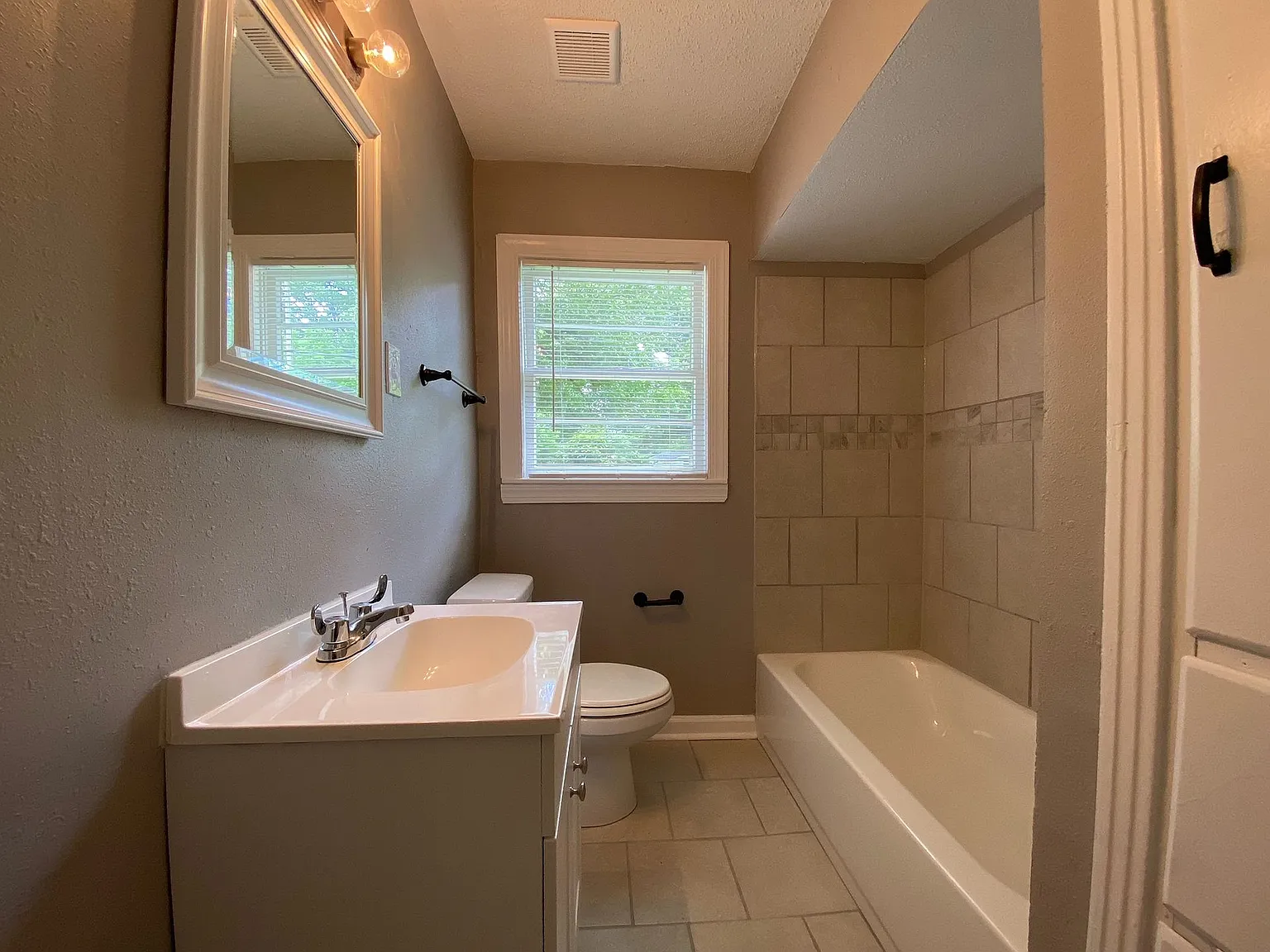 3140 Sinclair St — Photo 2