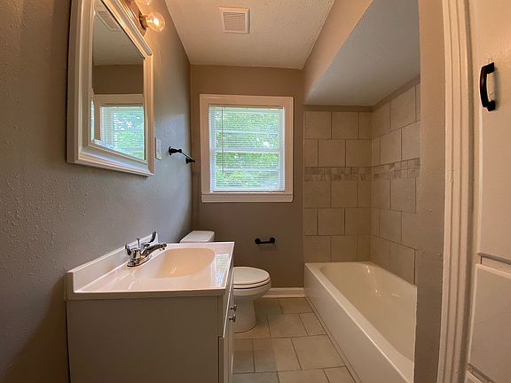 3rd image of 3140 Sinclair St