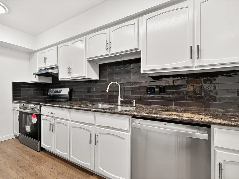 359 N Post Oak Ln #127 — Photo 16