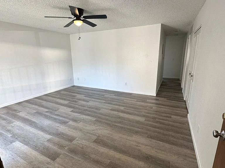 322 S Lucas St #3 — Photo 4