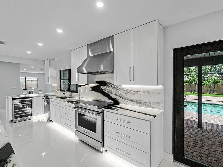 820 SW 16th St — Photo 10