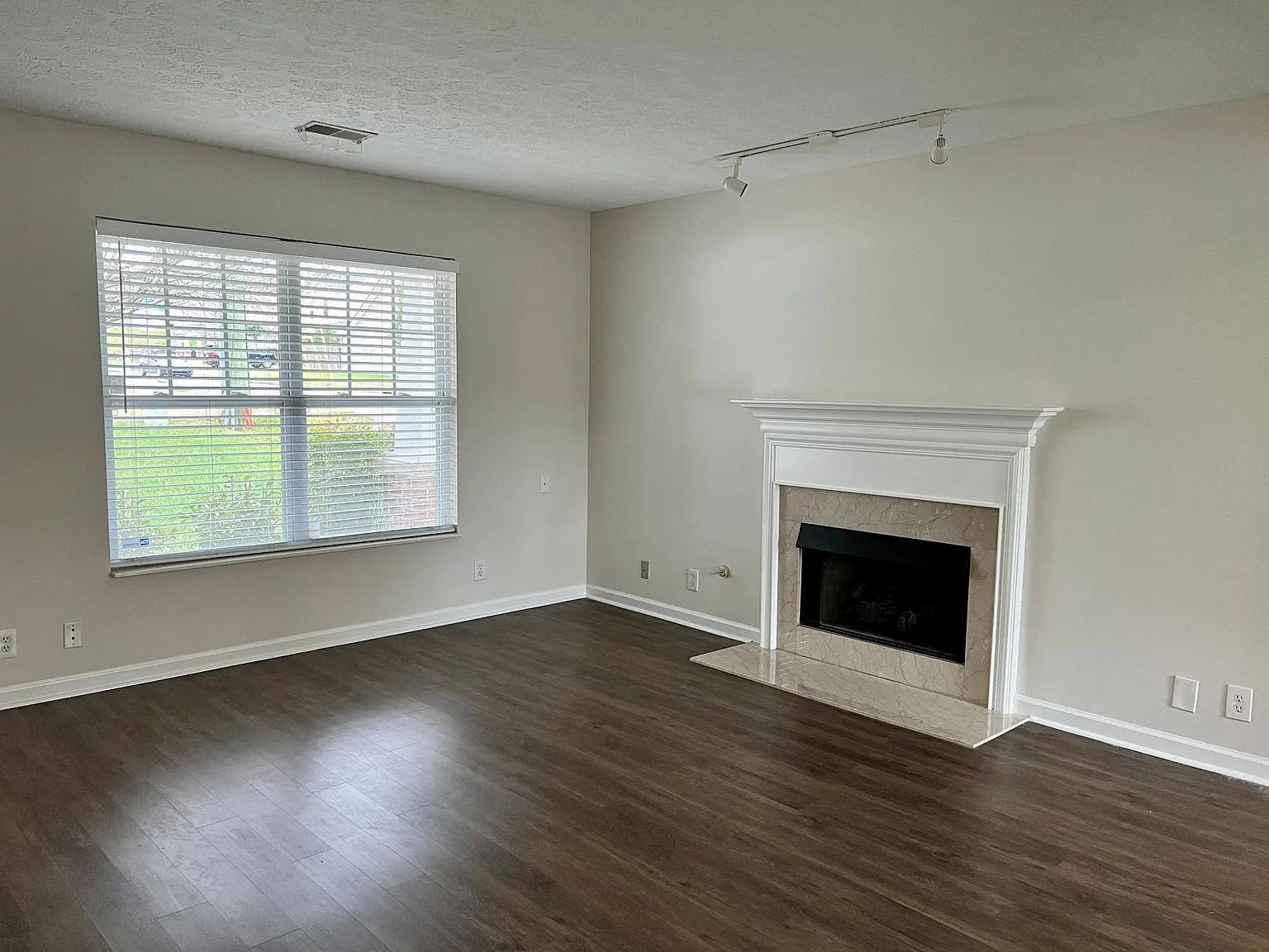 3 bed, 2.5 bath, 1396 sqft, $2,500 — Photo 4
