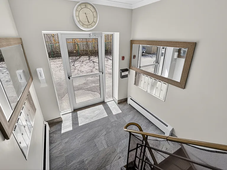 81 Kenwood Dr #6 — Photo 3