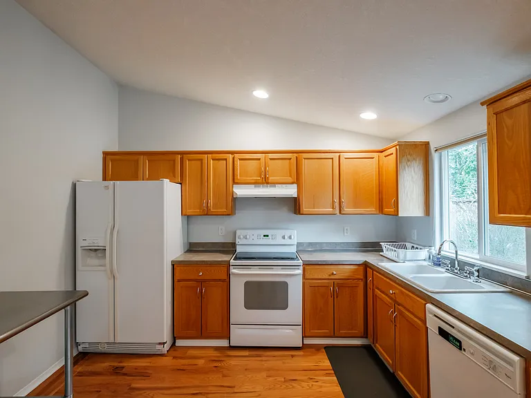 831 NW Teak Loop — Photo 18