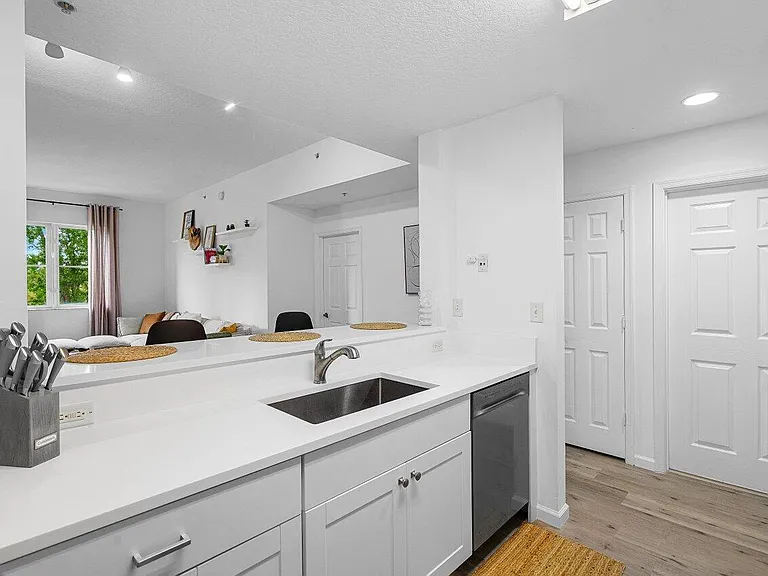 1209 Main St #302 — Photo 8