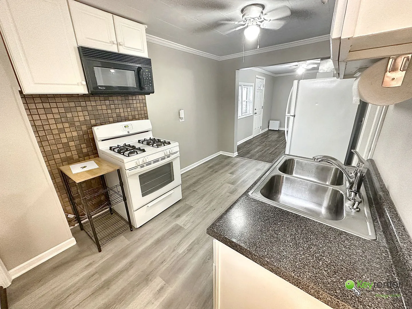 Private & Charming 2BR/1BA Coach House in Mount Greenwood! — Photo 4