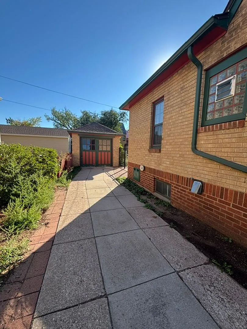 3 Bedroom 2 Bath Single Family Home in the Avenues! — Photo 2