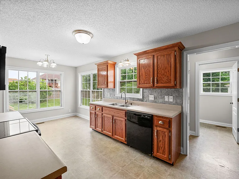 706 Shamrock Ct — Photo 15