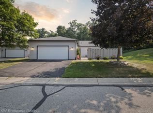 2933 E Telluride Dr, Brighton, MI 48114