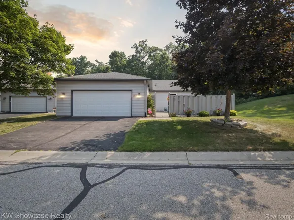 2933 E Telluride Dr, Brighton, MI 48114