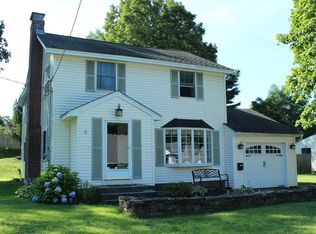 8 Ridgewood Dr, Auburn, MA 01501