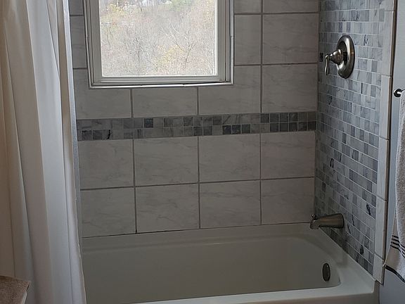 5th image of 715 Hillcrest Ln