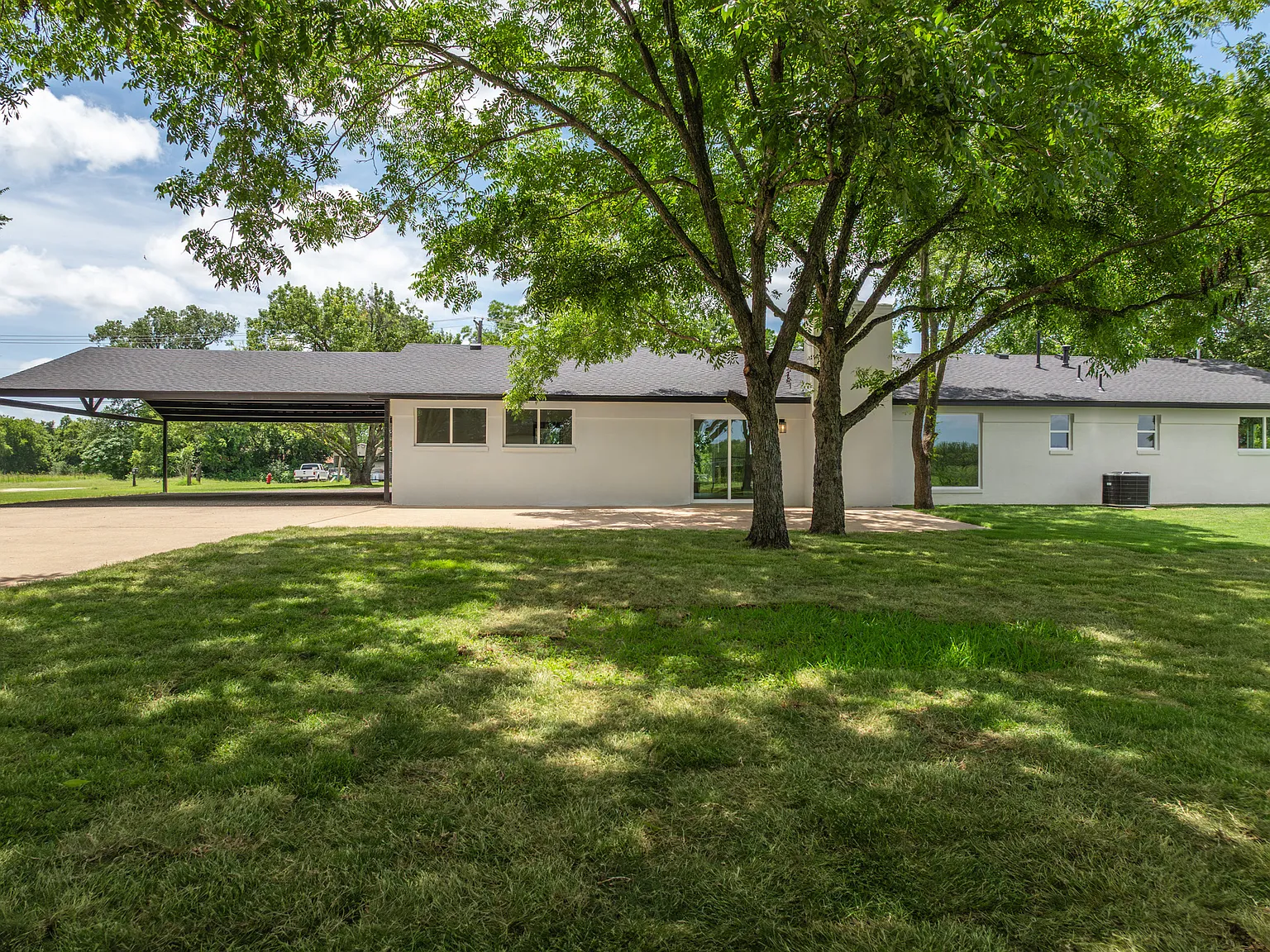 4 bed, 3.5 bath, 2525 sqft, $4,500 — Photo 2