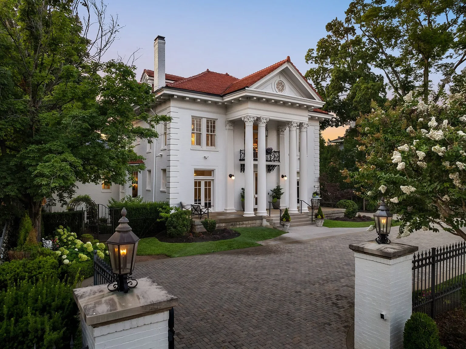 5 bed, 5.5 bath, 8592 sqft, $30,000 — Photo 2