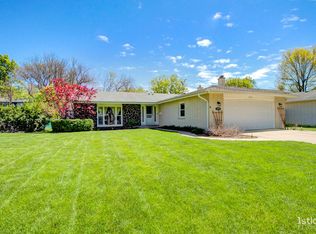 1075 N King Charles Ct, Palatine, IL 60067
